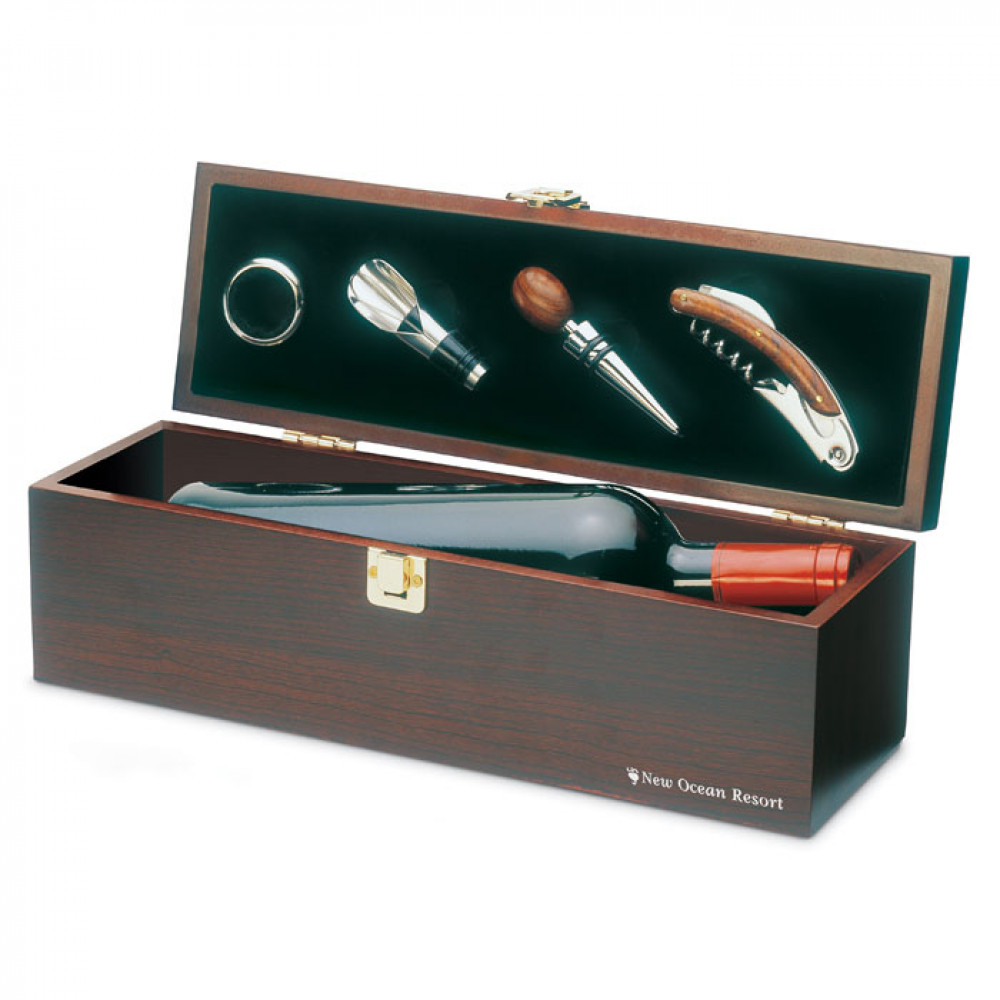 Wine set in wine box Wine set in wine box