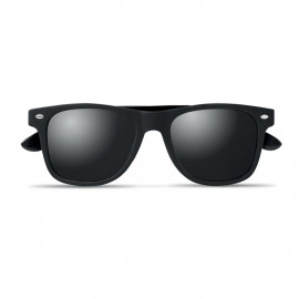 Sunglasses in bamboo arms