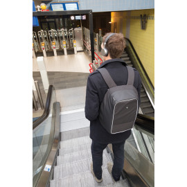 Swiss Peak AWARE™ anti-theft 15.6